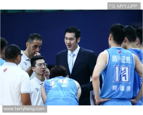 南京篮球队以75分领跑精英赛积分榜展现强劲实力和团队合作精神